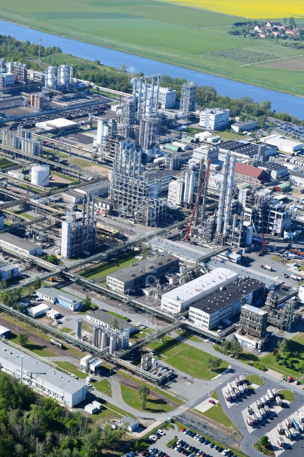 Nünchritz from the bird's eye view: Building and production halls on the premises of the chemical manufacturers Wacker Chemie AG, factory Nuenchritz on Friedrich-von-Heyden-Platz in Nuenchritz in the state Saxony, Germany