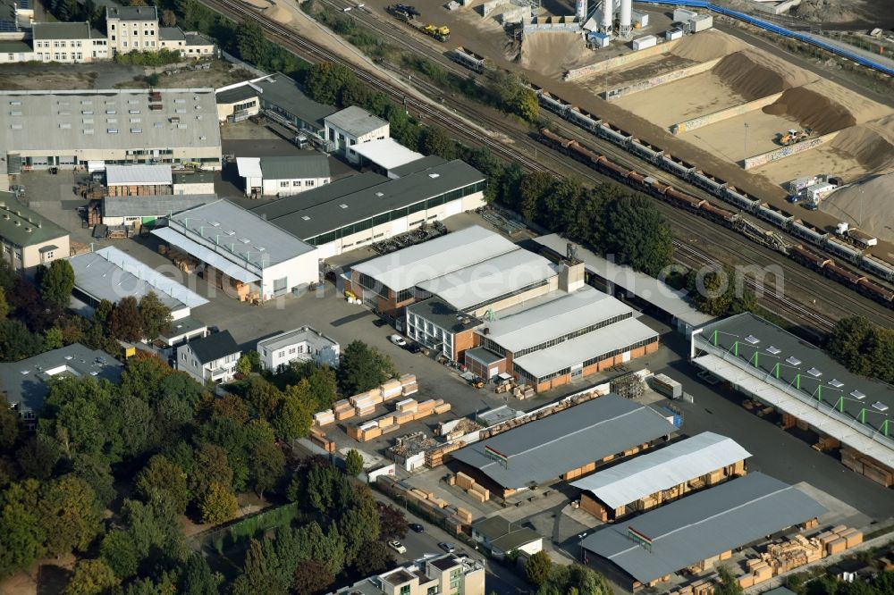 Berlin from the bird's eye view: Building and production halls on the premises of Clemens Fritze Industrieverpackungen KG on Teupitzer Strasse destrict Neukoelln in Berlin