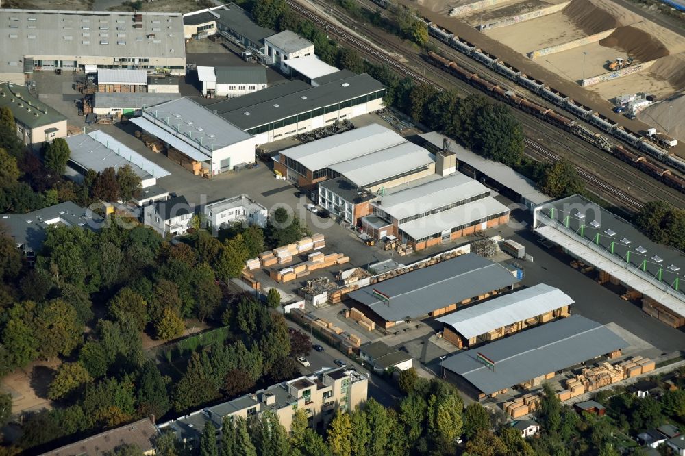 Aerial image Berlin - Building and production halls on the premises of Clemens Fritze Industrieverpackungen KG on Teupitzer Strasse destrict Neukoelln in Berlin