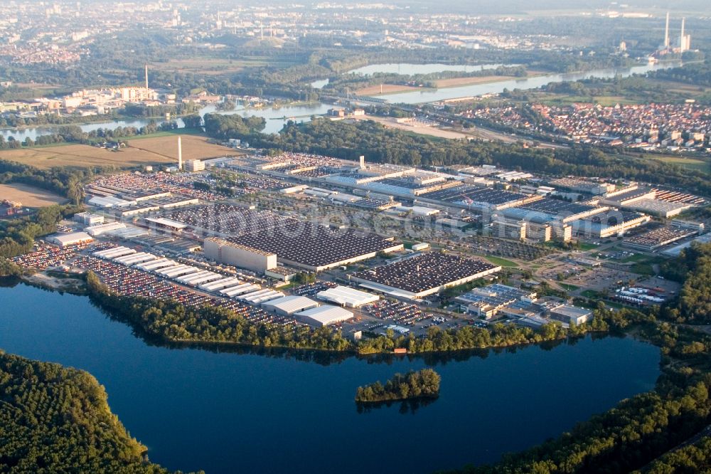 Wörth am Rhein from above - Building and production halls on the premises of Daimler AG - Truck-production in the district Automobilwerk Woerth in Woerth am Rhein in the state Rhineland-Palatinate, Germany