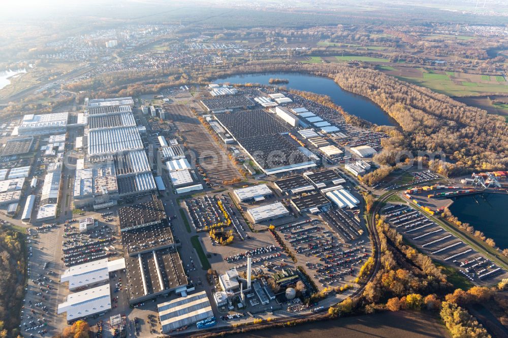 Aerial photograph Wörth am Rhein - Building and production halls on the premises of Daimler AG - Truck-production in the district Automobilwerk Woerth in Woerth am Rhein in the state Rhineland-Palatinate, Germany