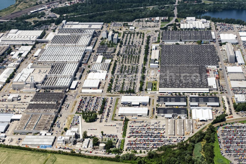 Aerial photograph Wörth am Rhein - Building and production halls on the premises of Daimler AG - Truck-production in the district Automobilwerk Woerth in Woerth am Rhein in the state Rhineland-Palatinate, Germany