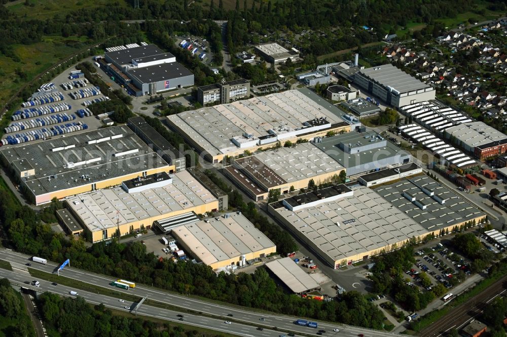 Hamburg from above - Building and production halls on the premises of Daimler AG on Mercedesstrasse in the district Heimfeld in Hamburg, Germany