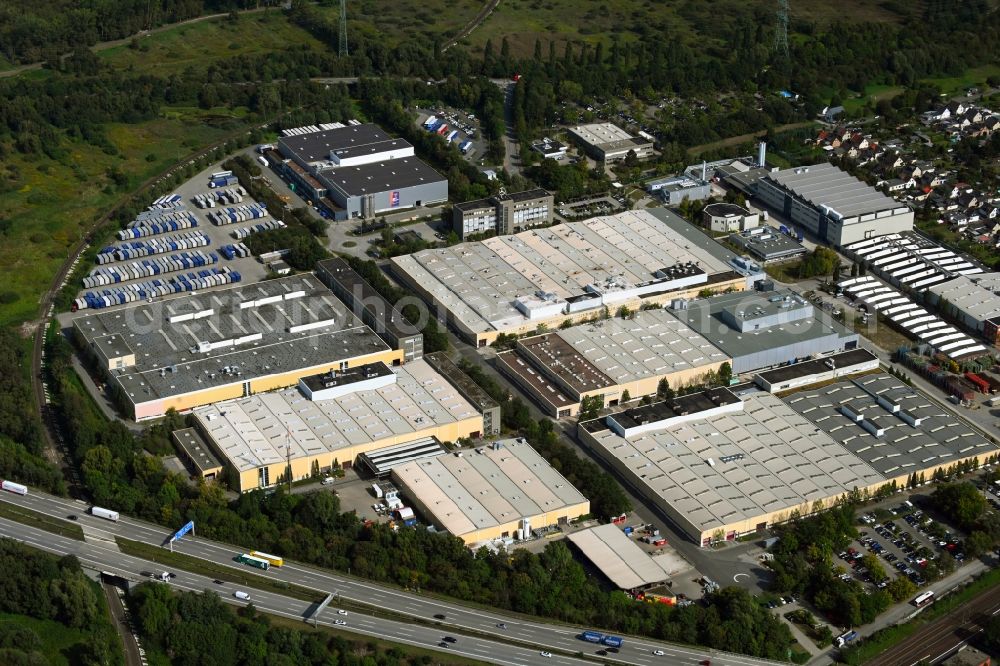 Hamburg from the bird's eye view: Building and production halls on the premises of Daimler AG on Mercedesstrasse in the district Heimfeld in Hamburg, Germany