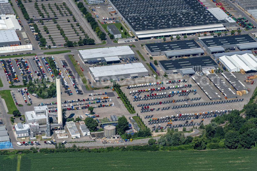 Aerial image Wörth am Rhein - Building and production halls on the premises of Daimler Truck AG - Mercedes-Benz in the district Automobilwerk Woerth in Woerth am Rhein in the state Rhineland-Palatinate, Germany