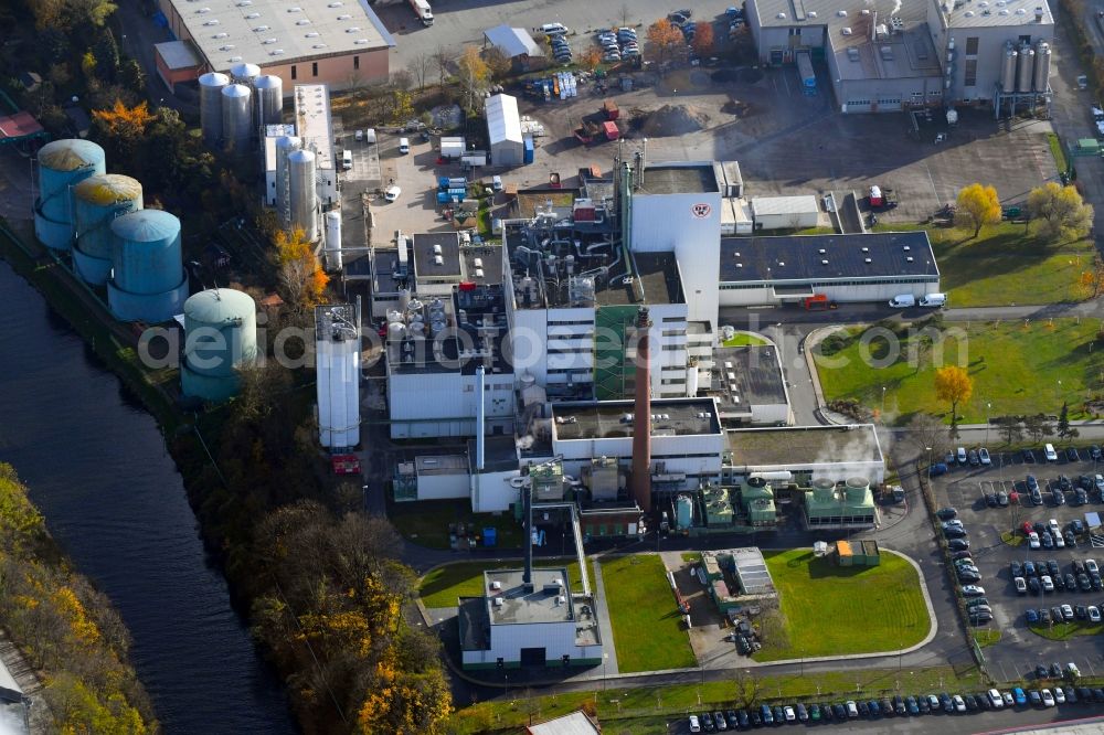 Aerial photograph Berlin - Building and production halls on the premises of DEK Deutsche Extrakt Kaffee GmbH on Gradestrasse - Cafeastrasse in the district Tempelhof in Berlin, Germany