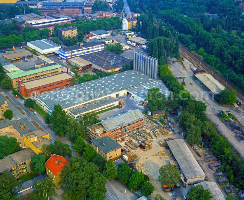 Aerial image Berlin - Building and production halls on the premises of of BEGRA granules GmbH & Co. KG on Thyssenstrasse in the district Reinickendorf in Berlin, Germany