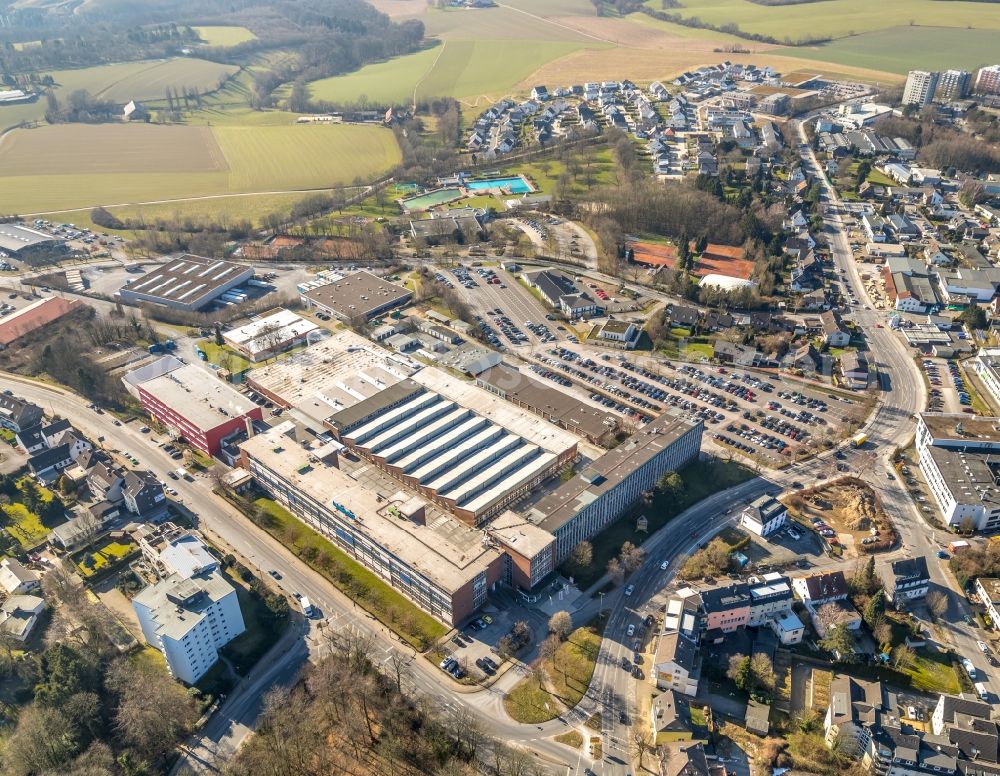 Heiligenhaus from the bird's eye view: Building and production halls on the premises of of Kiekert AG on Hoeseler Platz in Heiligenhaus in the state North Rhine-Westphalia, Germany