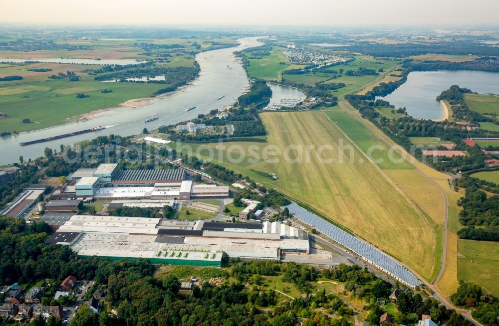 Aerial photograph Wesel - Building and production halls on the premises of the Pilkington automobile germany gmbh near the airfield Wesel Roemerwardt in Wesel in the state North Rhine-Westphalia