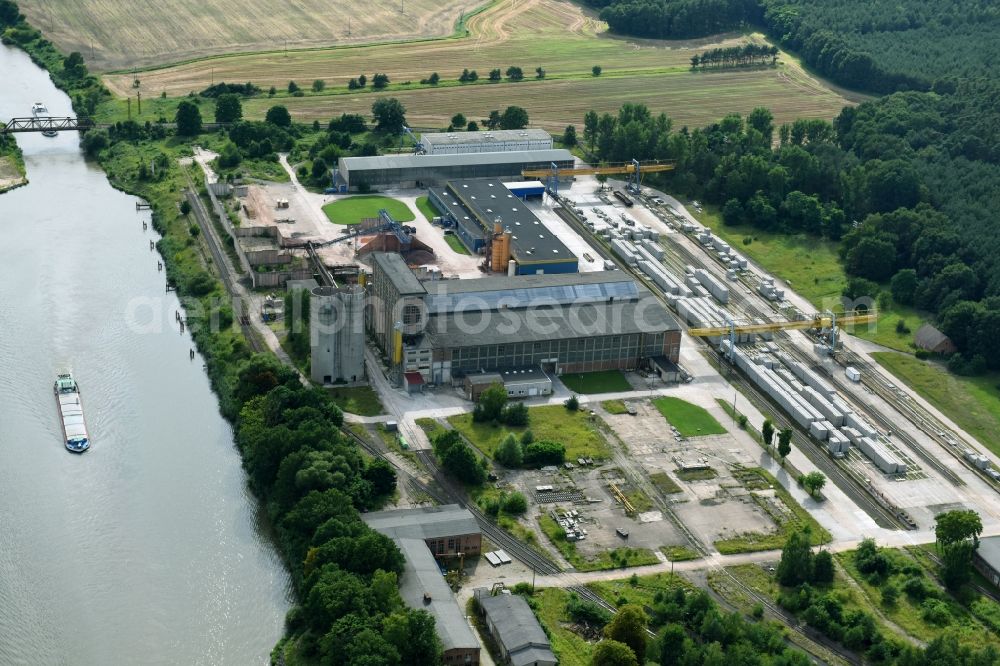 Aerial photograph Elbe-Parey - Building and production halls on the premises of of DW Schwellen GmbH on Pareyer Strasse in Elbe-Parey in the state Saxony-Anhalt, Germany