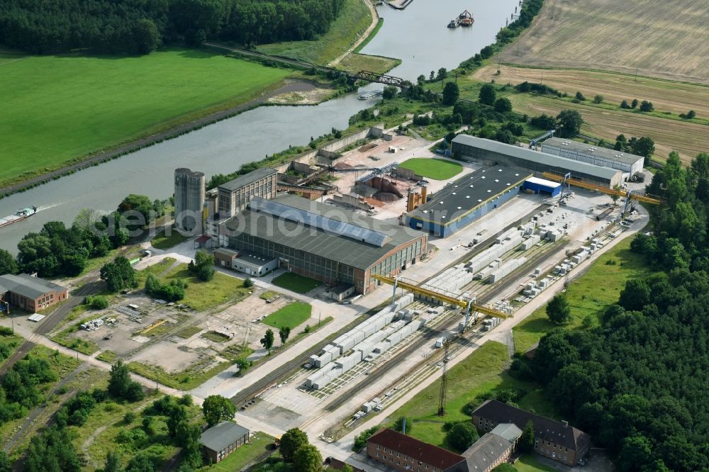 Aerial image Elbe-Parey - Building and production halls on the premises of of DW Schwellen GmbH on Pareyer Strasse in Elbe-Parey in the state Saxony-Anhalt, Germany