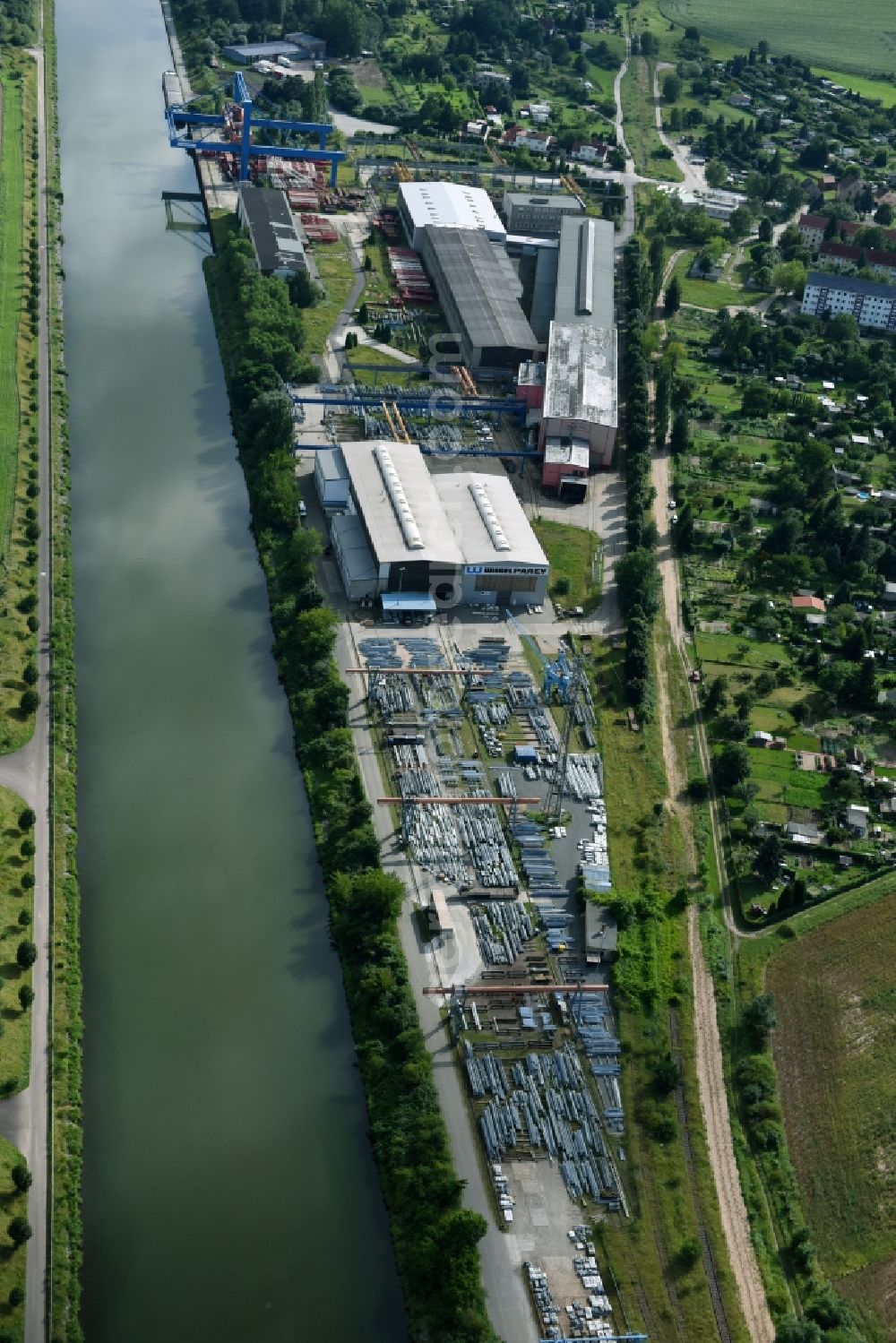 Aerial image Elbe-Parey - Building and production halls on the premises of of Wiegel Parey GmbH & Co. KG on Genthiner Strasse in the district Parey in Elbe-Parey in the state Saxony-Anhalt, Germany