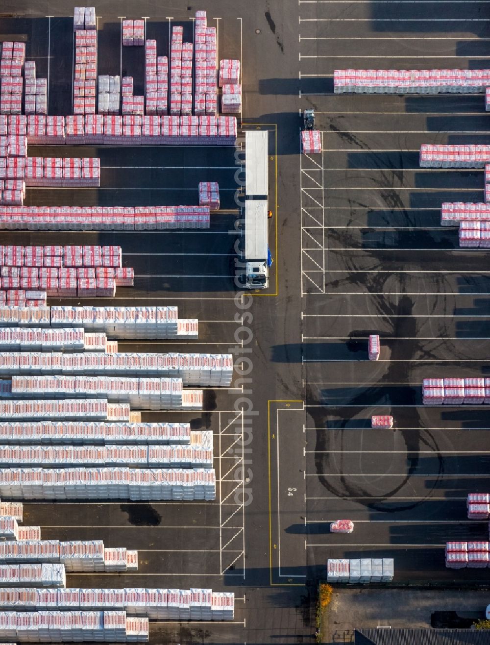 Gladbeck from above - Building and production halls on the premises of DEUTSCHE ROCKWOOL Mineralwoll GmbH & Co. OHG in Gladbeck in the state North Rhine-Westphalia