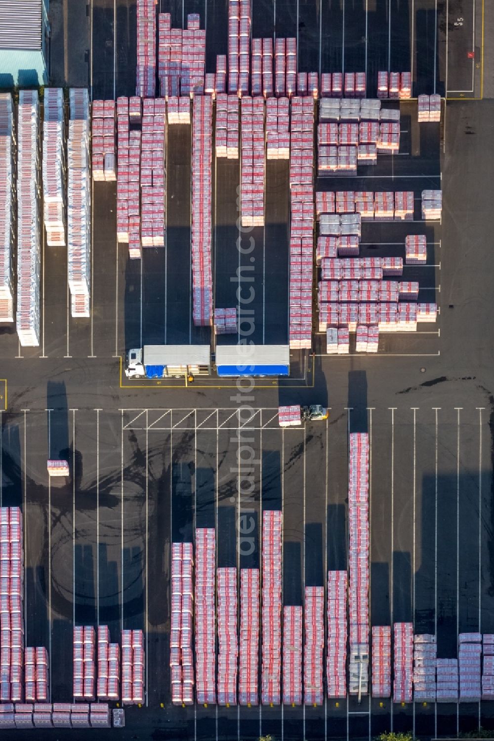 Gladbeck from above - Building and production halls on the premises of DEUTSCHE ROCKWOOL Mineralwoll GmbH & Co. OHG in Gladbeck in the state North Rhine-Westphalia