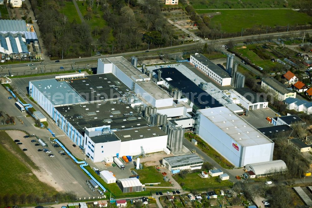 Erfurt from above - Buildings and production halls on the factory premises of DMK Deutsches Milchkontor GmbH and Milchwerke Thueringen GmbH in the district of Kriegervorstadt in Erfurt in the state of Thuringia, Germany