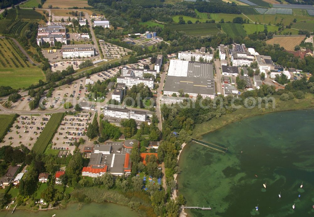 Aerial photograph Immenstaad am Bodensee - Building and production halls on the premises Flugzeughersteller Dornier-Werke von of Airbus Group in Immenstaad am Bodensee in the state Baden-Wuerttemberg, Germany
