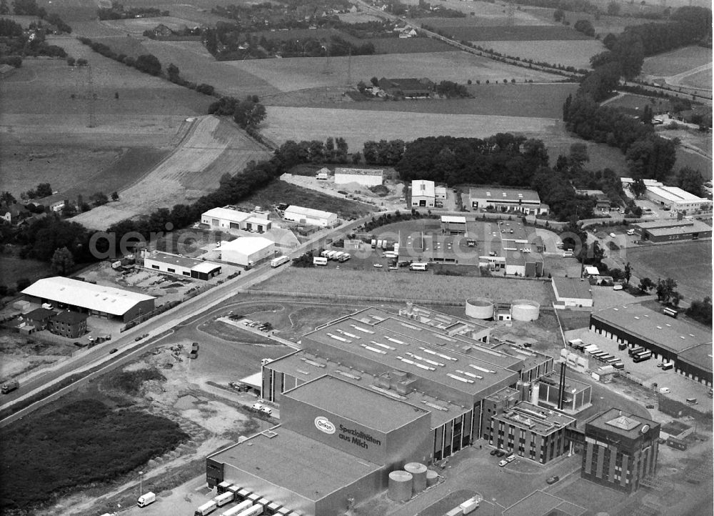 Moers from above - Building and production halls on the premises of Dr.Oetker Frischeprodukte Moers KG on Dr.-Berns-Strasse in Moers in the state North Rhine-Westphalia, Germany