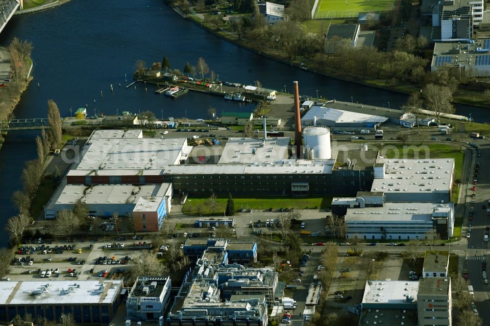 Berlin from above - Buildings and production halls on the factory premises of the offset printing NEUKOeLLN SPEZIALPAPIER NK GmbH & Co. KG an der Woermannkehre - Sieversufer in the district Britz in Berlin, Germany