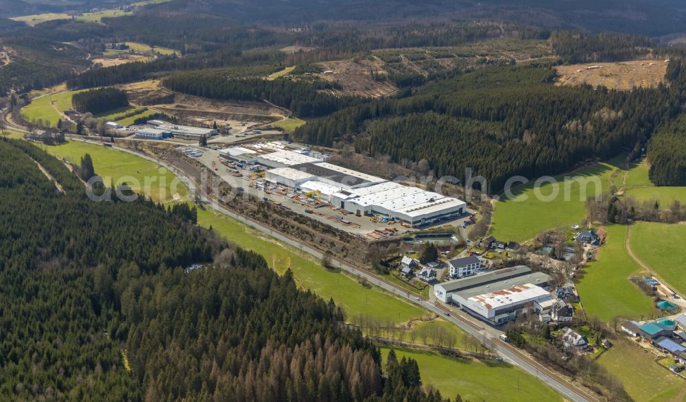 Aerial photograph Erndtebrück - Buildings and production halls on the factory premises of EEW Pipe Production Erndtebrueck GmbH & Co. KG (EEW PPE) on the street Im Gruenewald in Erndtebrueck in Siegerland in the federal state of North Rhine-Westphalia, Germany