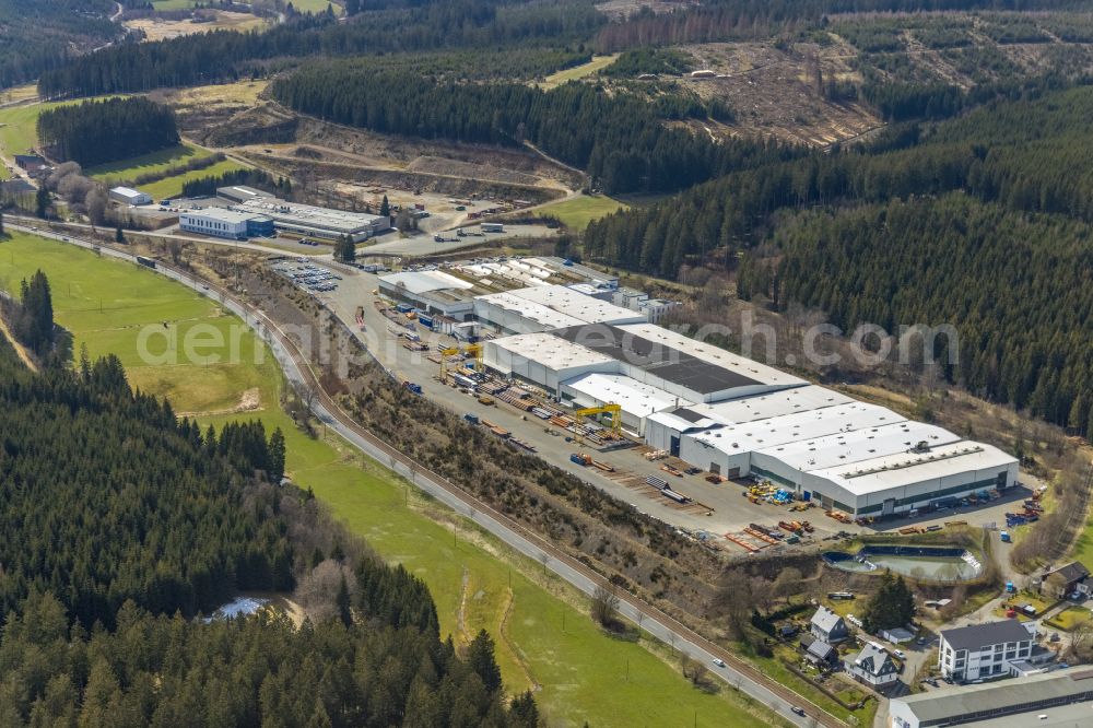 Erndtebrück from above - Buildings and production halls on the factory premises of EEW Pipe Production Erndtebrueck GmbH & Co. KG (EEW PPE) on the street Im Gruenewald in Erndtebrueck in Siegerland in the federal state of North Rhine-Westphalia, Germany