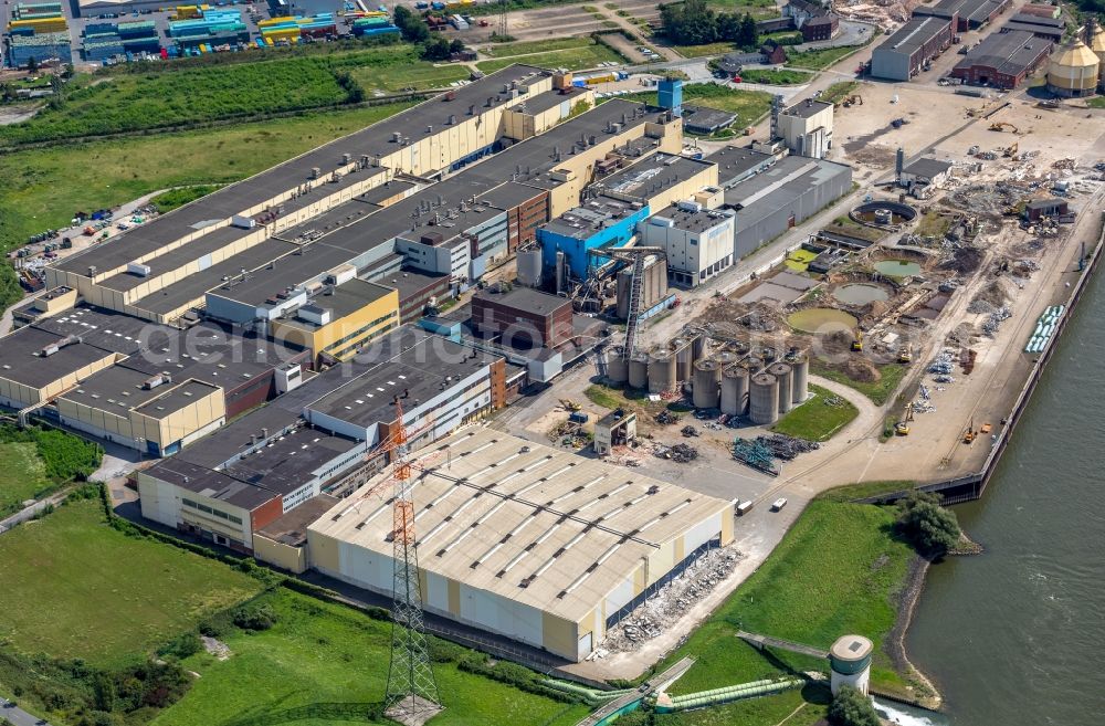 Duisburg from the bird's eye view: Building and production halls on the premises of ehemaligen Papierfabrik Norske Skog and of Papierfabrik Haindl in the district Walsum in Duisburg in the state North Rhine-Westphalia, Germany