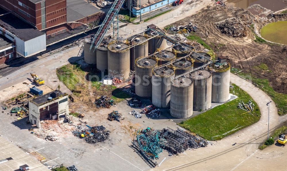 Aerial image Duisburg - Building and production halls on the premises of ehemaligen Papierfabrik Norske Skog and of Papierfabrik Haindl in the district Walsum in Duisburg in the state North Rhine-Westphalia, Germany