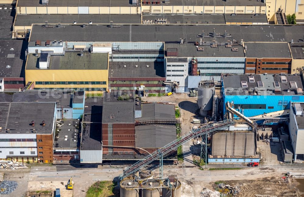 Duisburg from the bird's eye view: Building and production halls on the premises of ehemaligen Papierfabrik Norske Skog and of Papierfabrik Haindl in the district Walsum in Duisburg in the state North Rhine-Westphalia, Germany