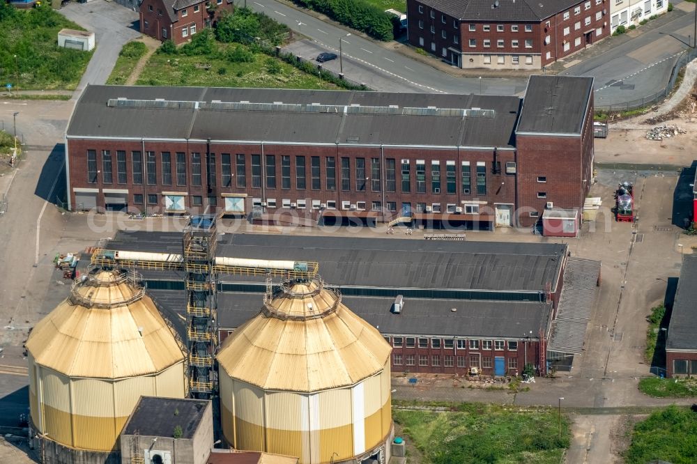 Duisburg from above - Building and production halls on the premises of ehemaligen Papierfabrik Norske Skog and of Papierfabrik Haindl in the district Walsum in Duisburg in the state North Rhine-Westphalia, Germany