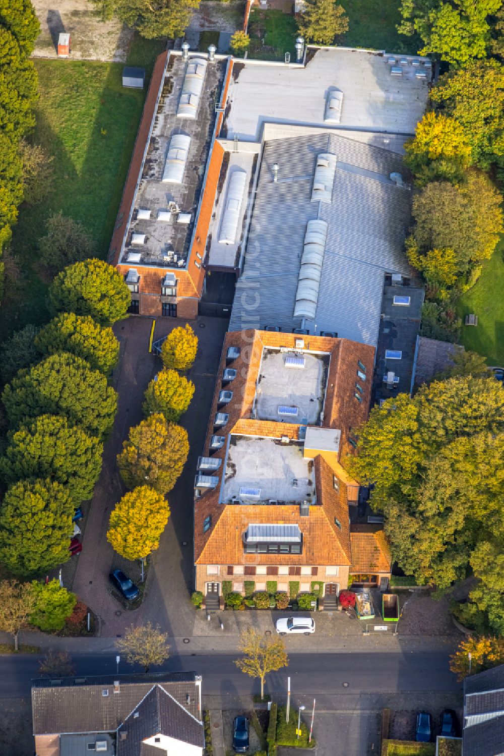 Uedem from the bird's eye view: Building and production halls on the premises of ELTEN GMBH on street Ostwall in the district Keppeln in Uedem in the state North Rhine-Westphalia, Germany