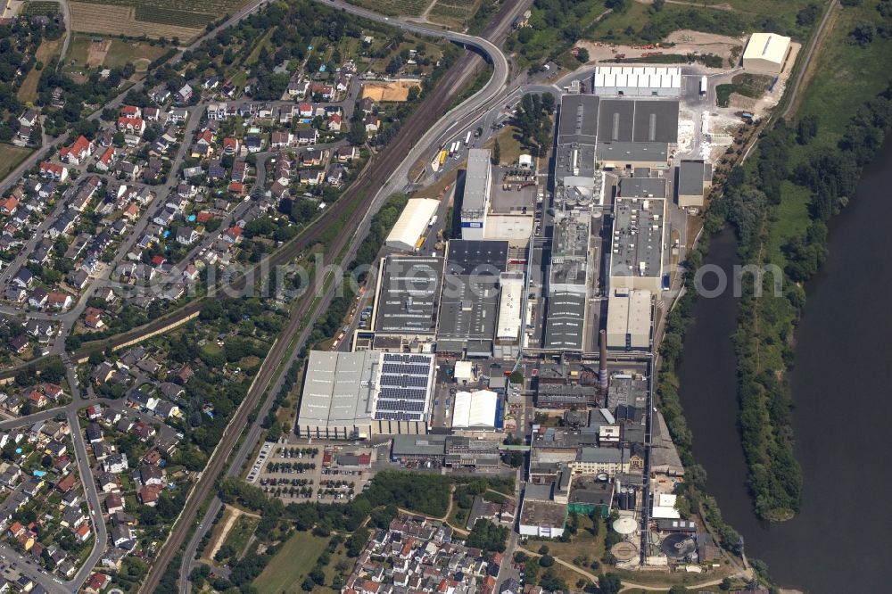 Mainz-Kostheim from the bird's eye view: Building and production halls on the premises of Essity Operations Mainz-Kostheim GmbH on Kommerzienrat-Disch-Bruecke in Mainz-Kostheim in the state Hesse, Germany