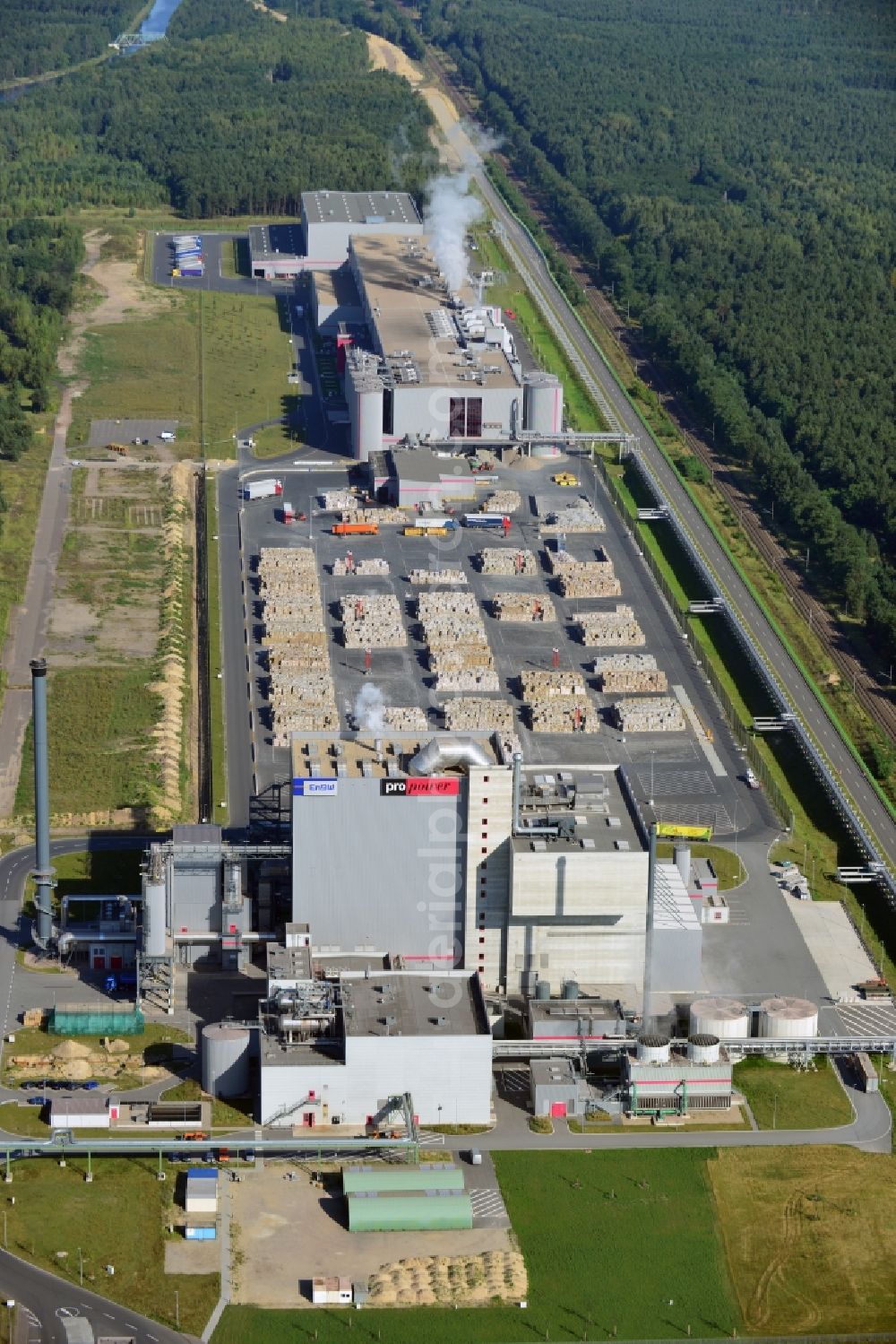 Eisenhüttenstadt from the bird's eye view: View at the premises of the factory for corrugated base paper Propapier PM2 GmbH factory in Eisenhuettenstadt in Brandenburg. Here to see the paper factory with the power plant operated by EnBW Energie AG, which supplies only the paper mill with electricity, steam and heat