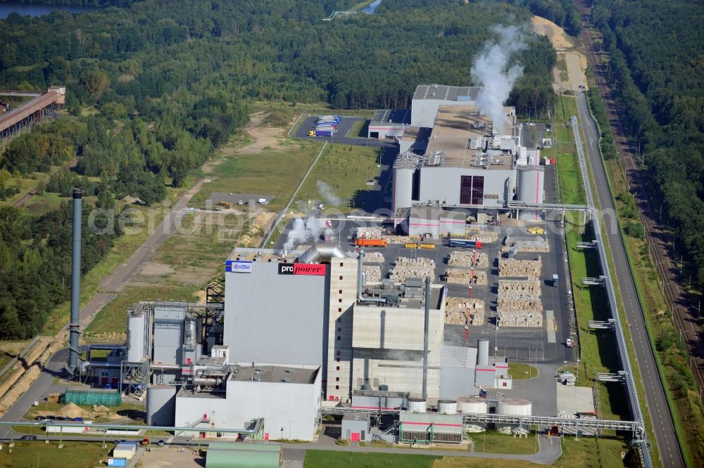 Aerial photograph Eisenhüttenstadt - View at the premises of the factory for corrugated base paper Propapier PM2 GmbH factory in Eisenhuettenstadt in Brandenburg. Here to see the paper factory with the power plant operated by EnBW Energie AG, which supplies only the paper mill with electricity, steam and heat