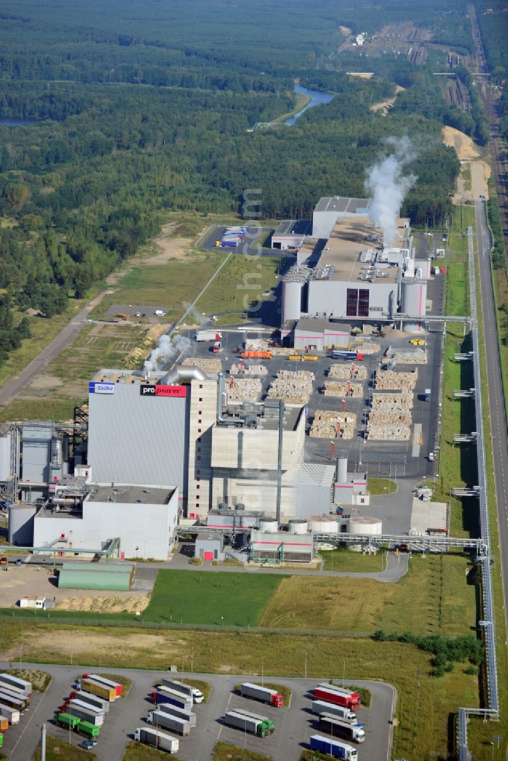 Eisenhüttenstadt from above - View at the premises of the factory for corrugated base paper Propapier PM2 GmbH factory in Eisenhuettenstadt in Brandenburg. Here to see the paper factory with the power plant operated by EnBW Energie AG, which supplies only the paper mill with electricity, steam and heat