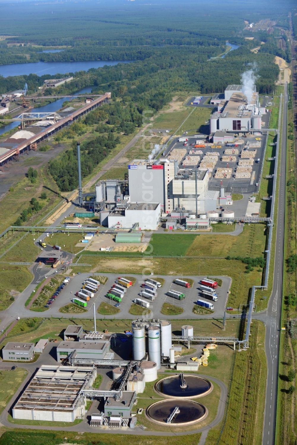 Eisenhüttenstadt from the bird's eye view: View at the premises of the factory for corrugated base paper Propapier PM2 GmbH factory in Eisenhüttenstadt in Brandenburg. Here to see the paper factory with the power plant operated by EnBW Energie Baden-Wuerttemberg AG, which supplies only the paper mill with electricity, steam and heat and a wastewater treatment plant which is operated by the tazv drinking and waste water association Oderaue