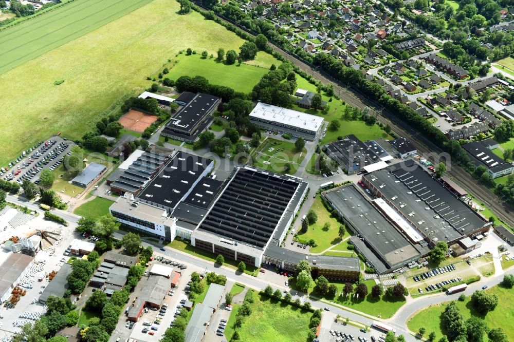 Aerial image Schwarzenbek - Building and production halls on the premises of Fette Compacting GmbH along the Grabauer Strasse in Schwarzenbeck in the state Schleswig-Holstein, Germany