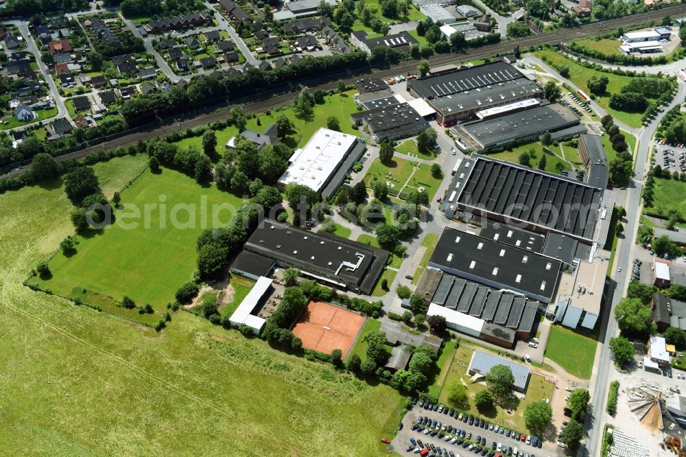 Aerial photograph Schwarzenbek - Building and production halls on the premises of Fette Compacting GmbH along the Grabauer Strasse in Schwarzenbeck in the state Schleswig-Holstein, Germany