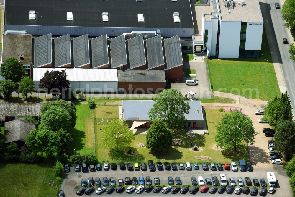 Aerial photograph Schwarzenbek - Building and production halls on the premises of Fette Compacting GmbH along the Grabauer Strasse in Schwarzenbeck in the state Schleswig-Holstein, Germany