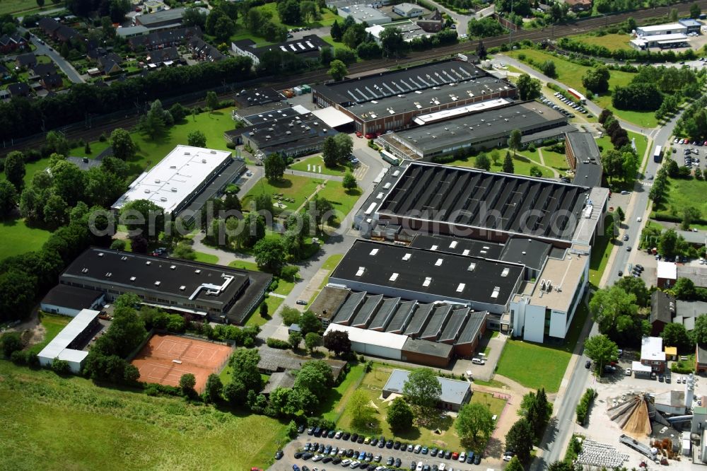 Schwarzenbek from the bird's eye view: Building and production halls on the premises of Fette Compacting GmbH along the Grabauer Strasse in Schwarzenbeck in the state Schleswig-Holstein, Germany