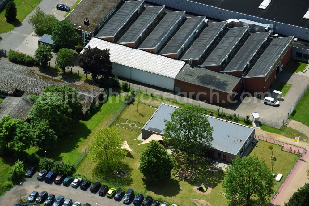 Aerial image Schwarzenbek - Building and production halls on the premises of Fette Compacting GmbH along the Grabauer Strasse in Schwarzenbeck in the state Schleswig-Holstein, Germany