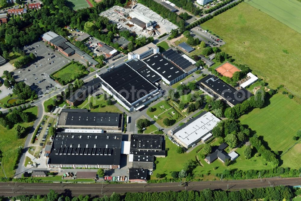 Aerial photograph Schwarzenbek - Building and production halls on the premises of Fette Compacting GmbH along the Grabauer Strasse in Schwarzenbeck in the state Schleswig-Holstein, Germany