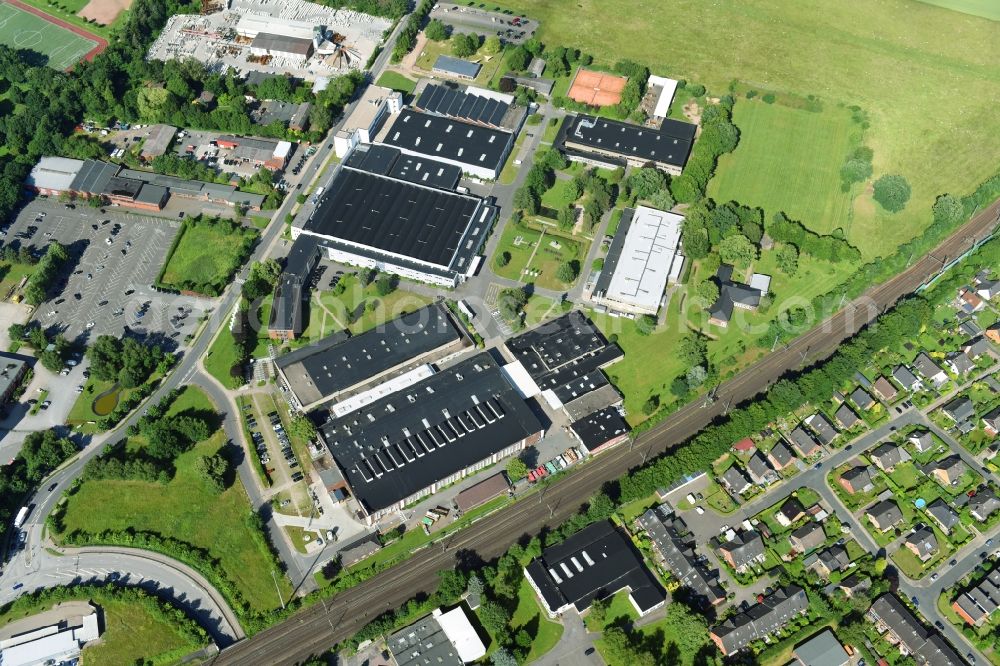 Aerial image Schwarzenbek - Building and production halls on the premises of Fette Compacting GmbH along the Grabauer Strasse in Schwarzenbeck in the state Schleswig-Holstein, Germany