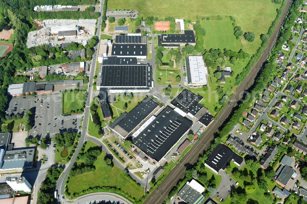 Aerial photograph Schwarzenbek - Building and production halls on the premises of Fette Compacting GmbH along the Grabauer Strasse in Schwarzenbeck in the state Schleswig-Holstein, Germany