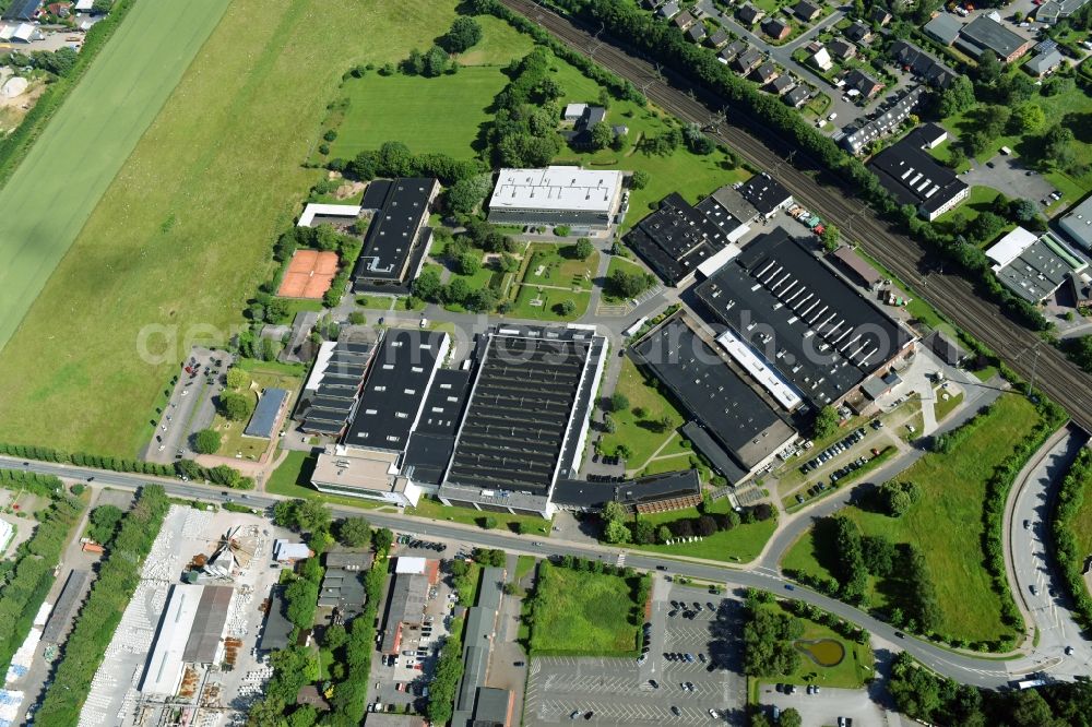 Aerial photograph Schwarzenbek - Building and production halls on the premises of Fette Compacting GmbH along the Grabauer Strasse in Schwarzenbeck in the state Schleswig-Holstein, Germany