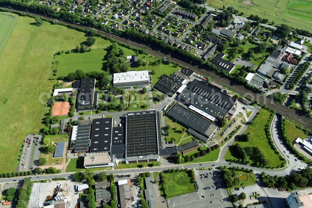 Schwarzenbek from the bird's eye view: Building and production halls on the premises of Fette Compacting GmbH along the Grabauer Strasse in Schwarzenbeck in the state Schleswig-Holstein, Germany