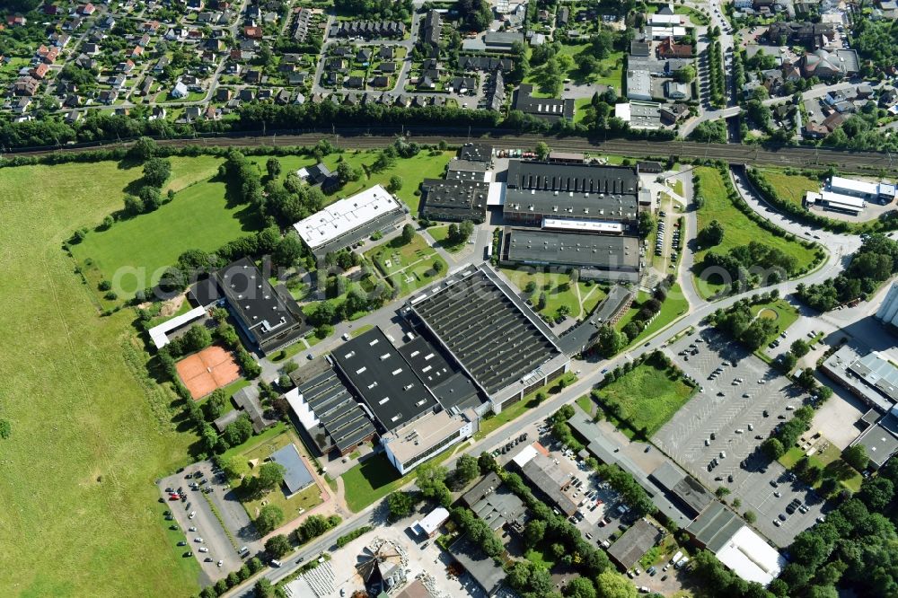 Aerial photograph Schwarzenbek - Building and production halls on the premises of Fette Compacting GmbH along the Grabauer Strasse in Schwarzenbeck in the state Schleswig-Holstein, Germany