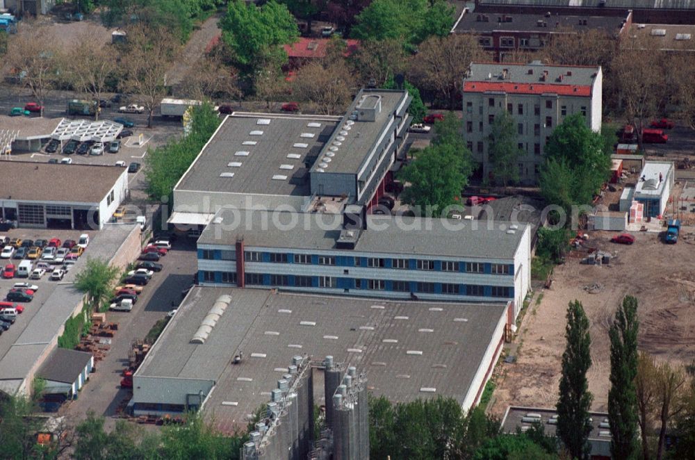 Berlin Reinickendorf from the bird's eye view: Factory premises of the company GERB Schwingungsisolierungen GmbH & Co. KG at the Roedernallee in Berlin Reinickendorf