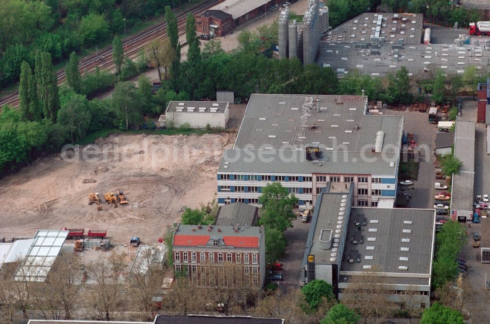 Berlin Reinickendorf from above - Factory premises of the company GERB Schwingungsisolierungen GmbH & Co. KG at the Roedernallee in Berlin Reinickendorf