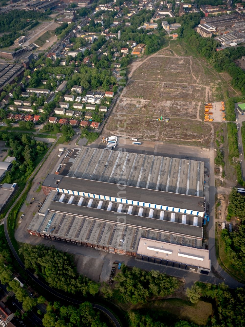 Bochum from the bird's eye view: Building and production halls on the premises of der Firma Reinhold Mendritzki Kaltwalzwerk GmbH & Co. KG in Bochum in the state North Rhine-Westphalia, Germany