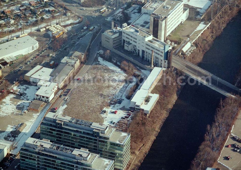 Aerial image Berlin - Tempelhof - Werksgelände der Firma WAYSS & FREYTAG an der Konturstraße / Trassenstraße - östlich des Flughafens Berlin-Tempelhof.