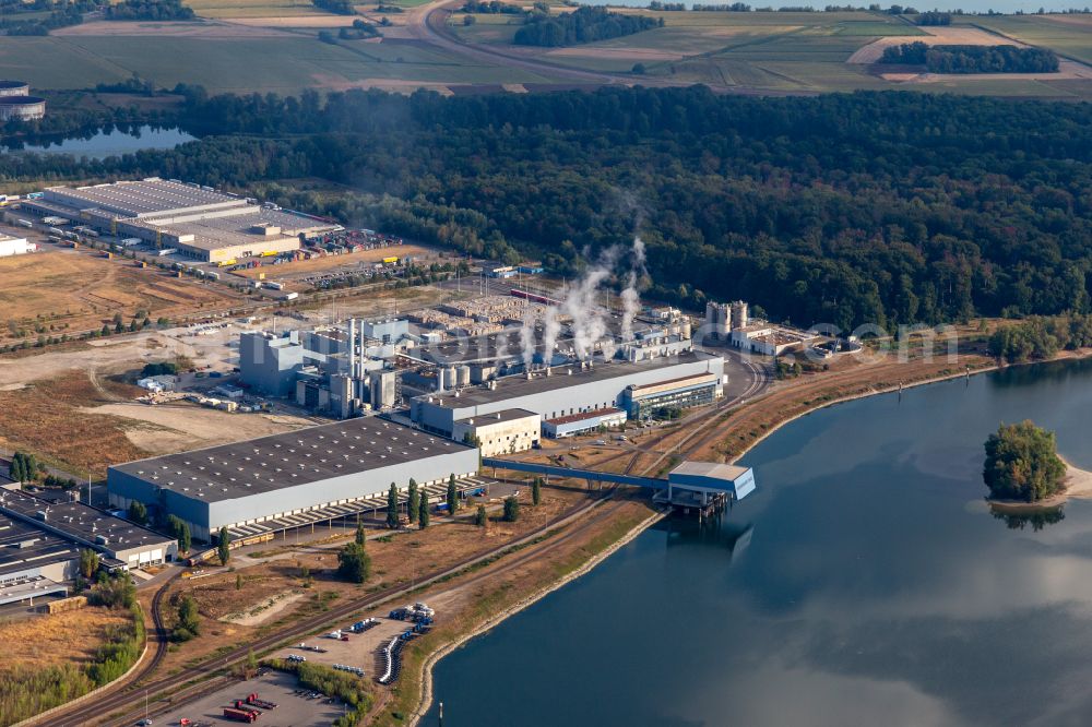 Wörth am Rhein from above - Building and production halls on the premises der Firmengelaende of Papierfabrik Palm GmbH & Co. KG on street Am Oberwald in Woerth am Rhein in the state Rhineland-Palatinate, Germany